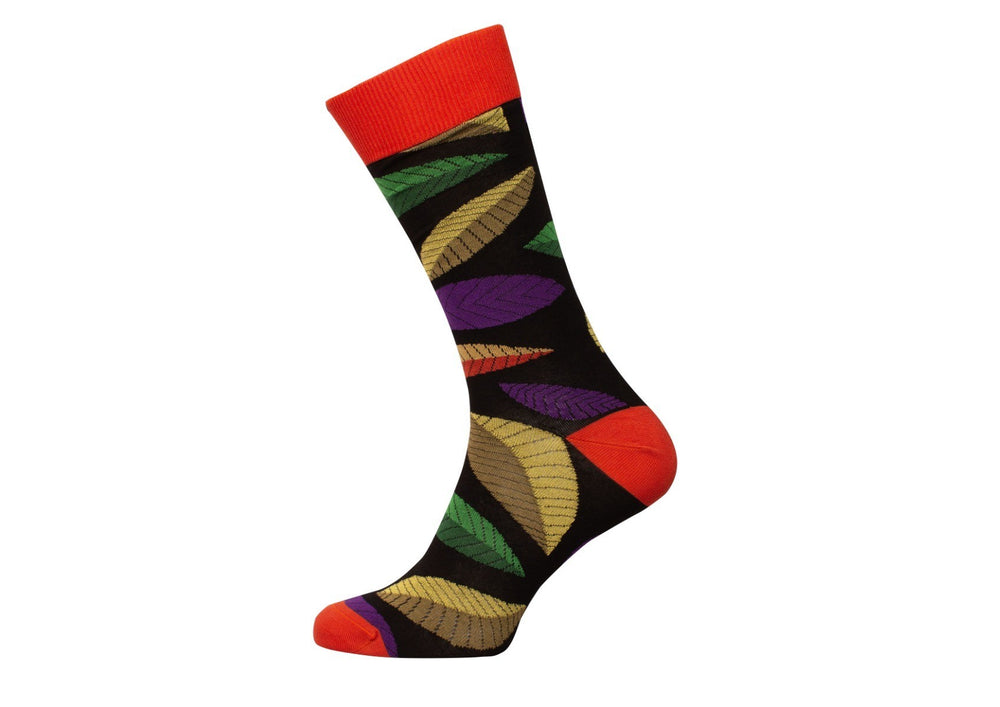 Schwarze Socken mit Blättern